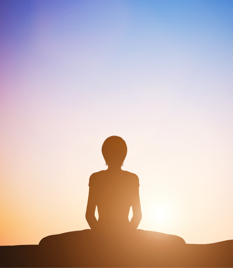 אישה מסתכלת לזריחה